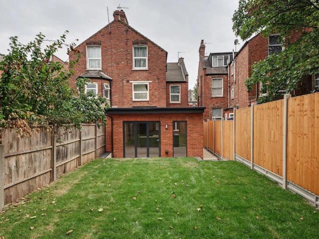 Flat for sale in Harlesden, Greater London