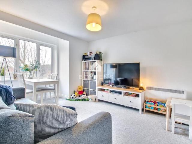 Flat for sale in Chipping Hill, Essex