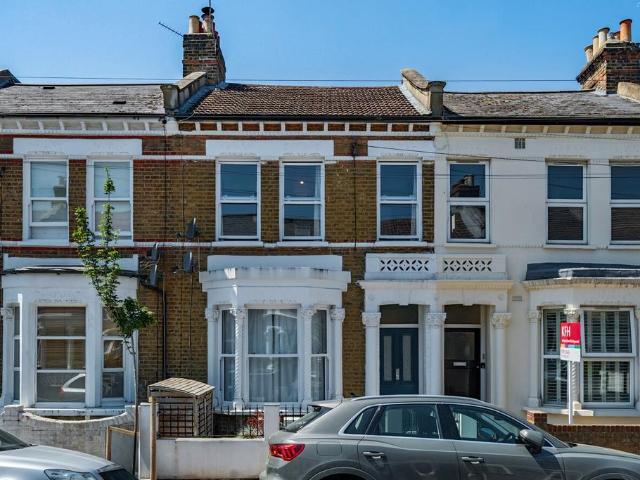 Flat for sale in Stockwell, Greater London
