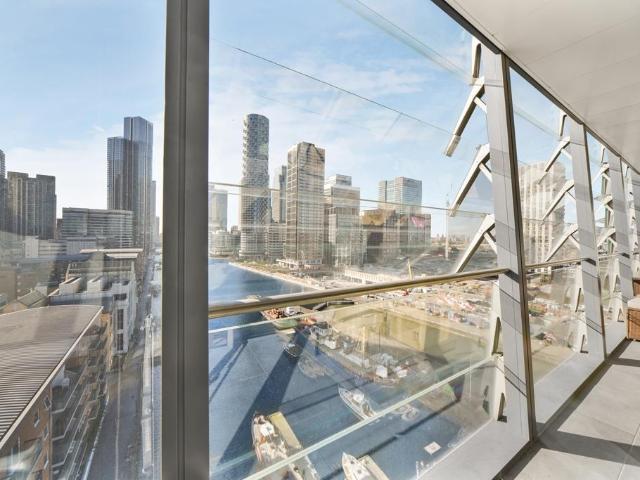 Flat for sale in Isle Of Dogs, Greater London