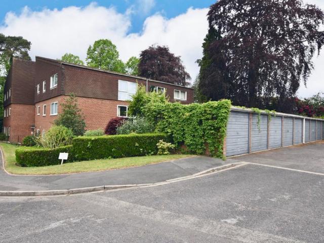 Flat for sale in Heol-las, Surrey