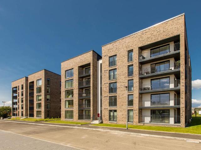 Flat for sale in Dumbarton, Scotland