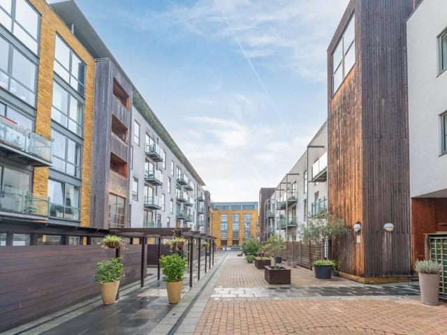 Flat for sale in Battersea, Greater London