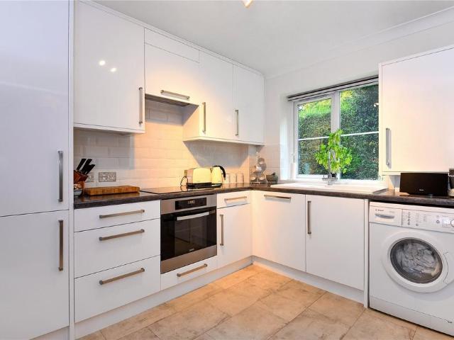 Flat for sale in Emmbrook, Wokingham