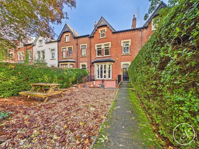 Flat for sale in Gledhow Park, Leeds