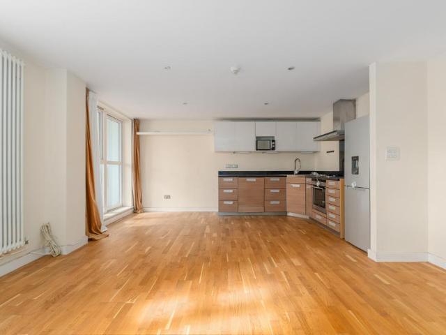 Flat for sale in Royal Borough of Greenwich, Greater London