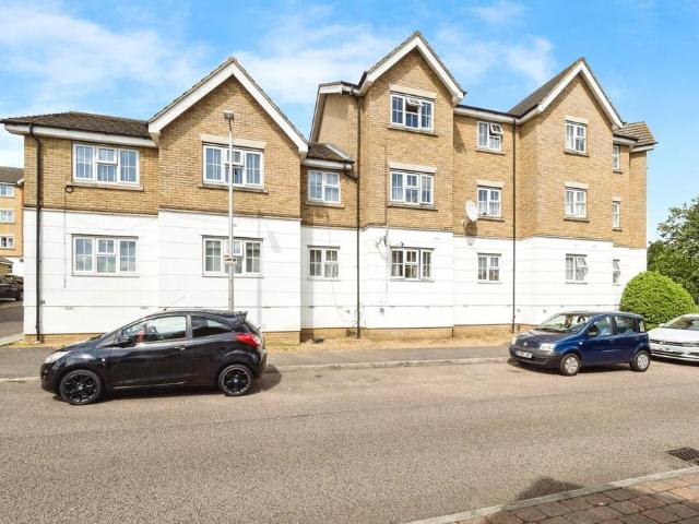 Flat for sale in Purfleet, Essex