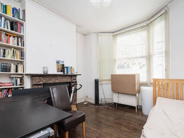 Flat for sale in Shacklewell, Greater London