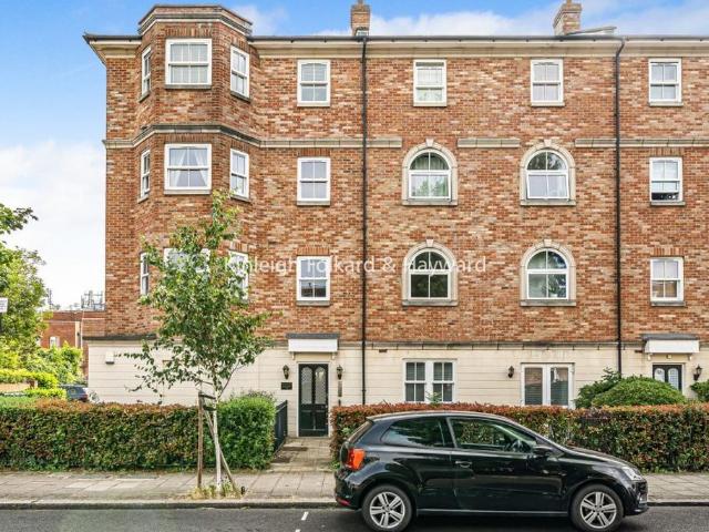 Flat for sale in West Norwood, Greater London