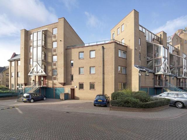 Flat for sale in St. George in the East, Wapping