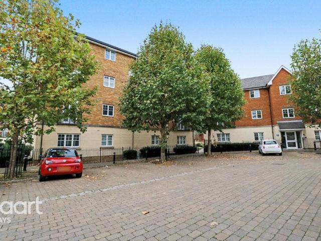 Flat for sale in Purfleet, Essex