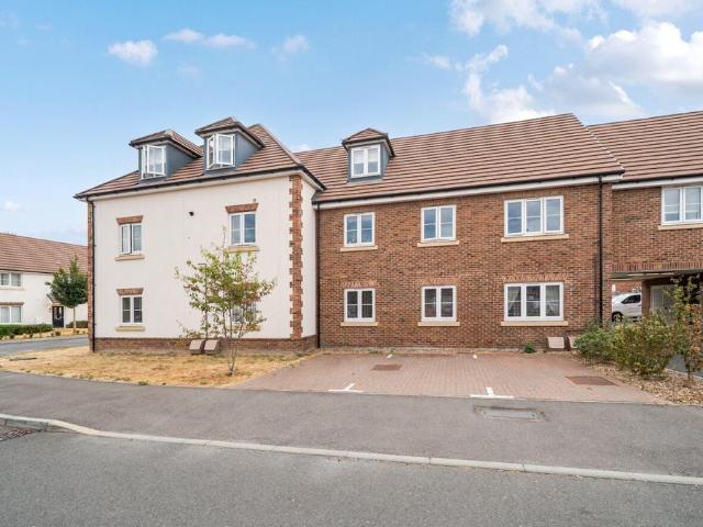 Flat for sale in Fole, Surrey