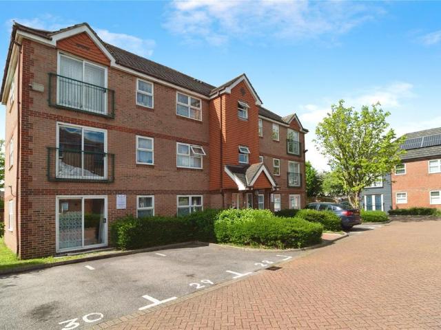 Flat for sale in Grays, Essex