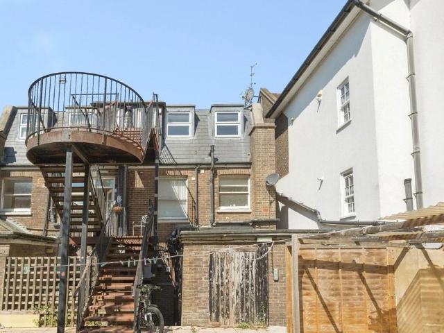 Flat for sale in Southborough, Sandown Park