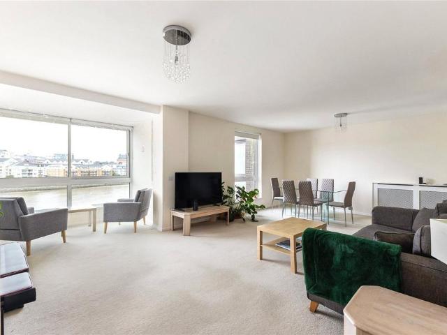 Flat for sale in Battersea, Greater London