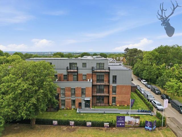 Flat for sale in Woodford Green, Greater London
