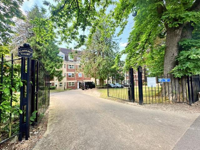 Flat for sale in Heol-las, Surrey