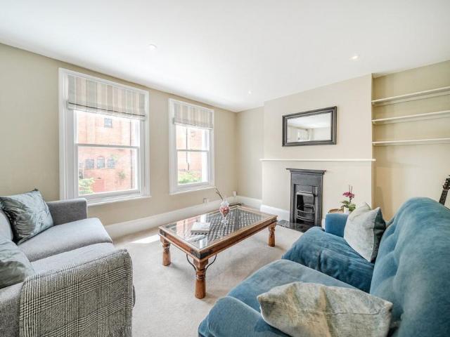 Flat for sale in Clapham Junction, Greater London