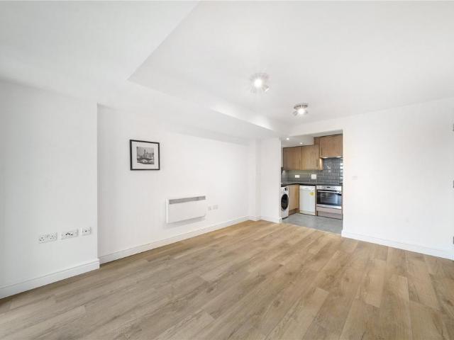 Flat for sale in London Borough of Hounslow, Feltham