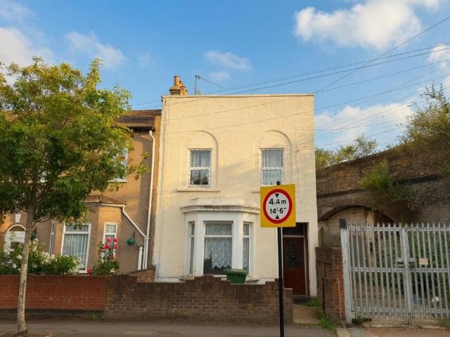 Flat for sale in Forest Gate, Greater London