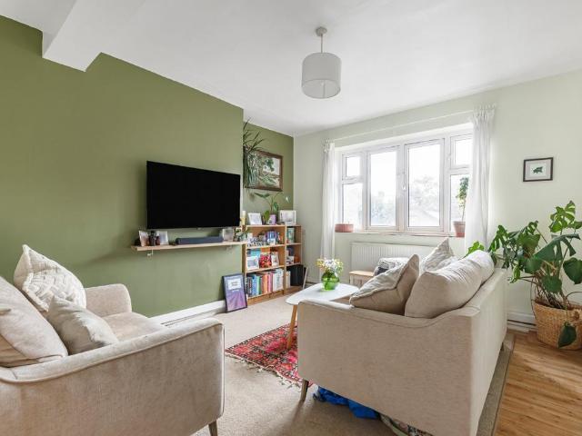 Flat for sale in Stockwell, Greater London