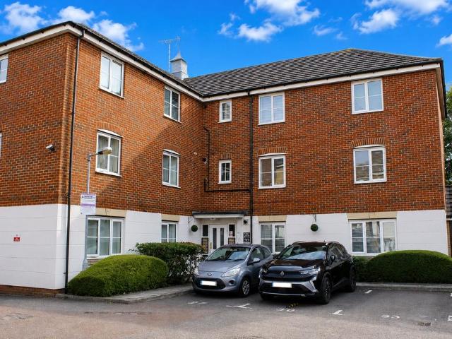 Flat for sale in Badgers Dene, Grays
