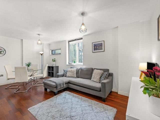 Flat for sale in Kentish Town, Greater London