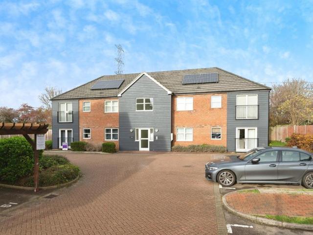 Flat for sale in Grays, Essex