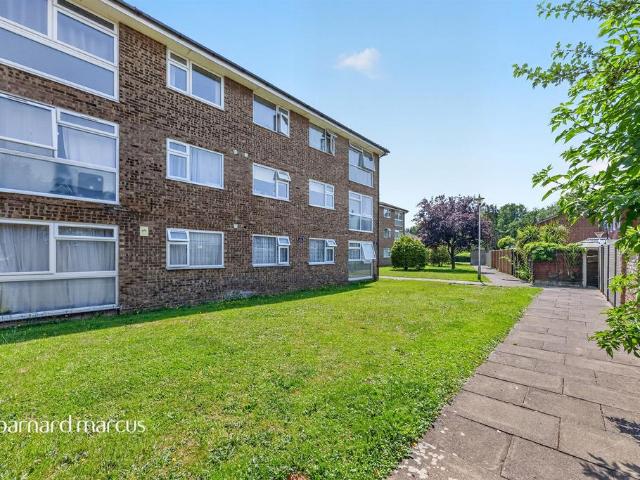 Flat for sale in Beddington, Greater London