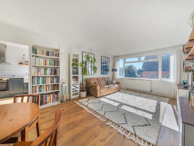 Flat for sale in Southfields, Greater London