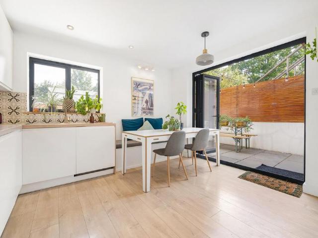 Flat for sale in Herne Hill, Greater London