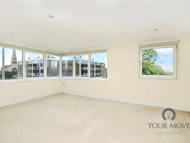 Flat for sale in Surbiton, Greater London