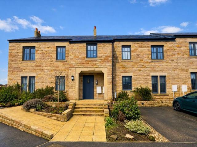 Flat for sale in Shirebrook Park, Charlesworth