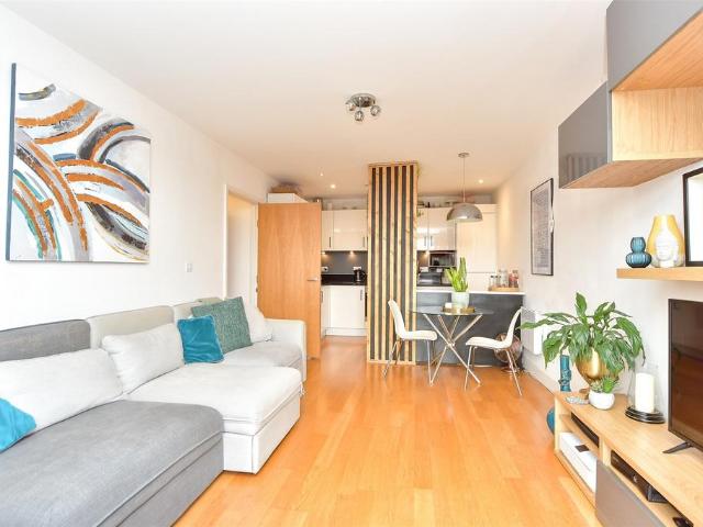 Flat for sale in Brompton, Gillingham