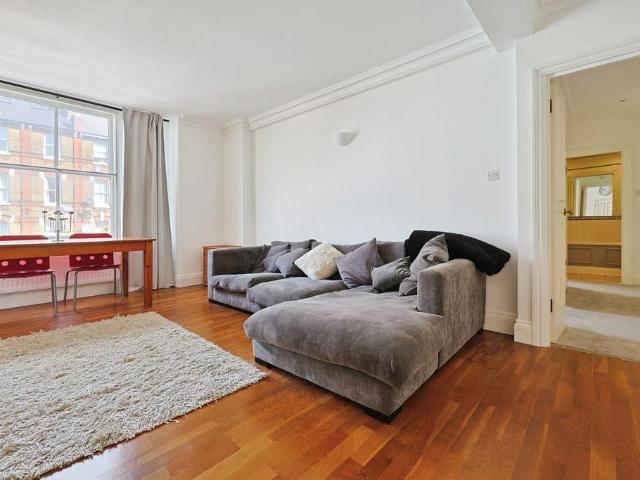 Flat for sale in Clapham Junction, Greater London