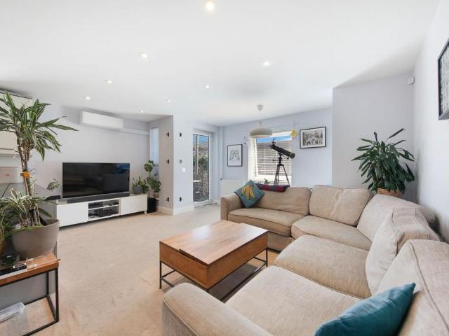 Flat for sale in Lane, Greater London