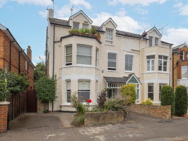 Flat for sale in Hampton Wick, Greater London