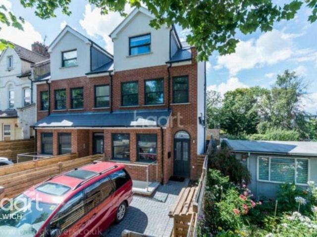 Flat for sale in East Dulwich, Greater London