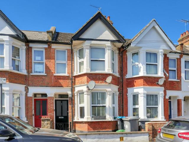 Flat for sale in Harlesden, Greater London