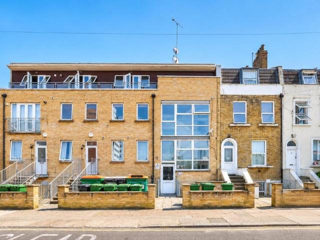 Flat for sale in Maryland, Greater London