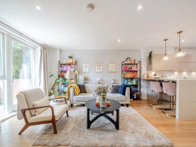 Flat for sale in London Borough of Wandsworth, Greater London