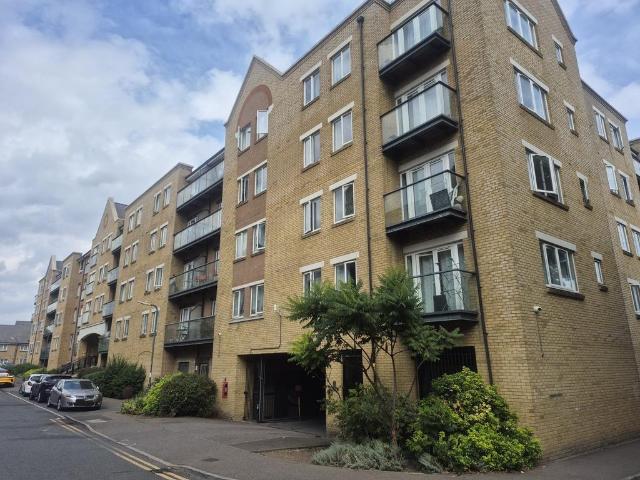 Flat for sale in Ebbsfleet, Monks Orchard