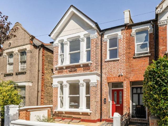 Flat for sale in London Borough of Ealing, Greater London