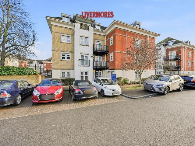 Flat for sale in Monks Orchard, Kent