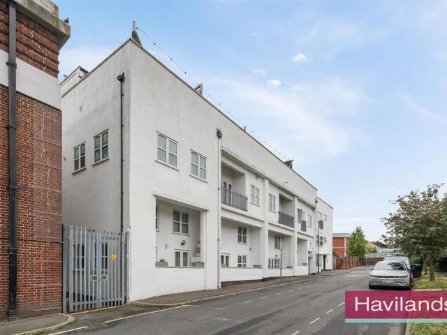 Flat for sale in Southgate, Oakwood
