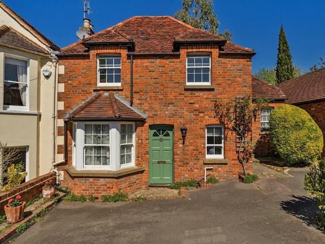 Flat for sale in Chalfont St. Peter, Denham