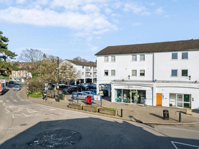 Flat for sale in Chalfont St. Peter, Denham