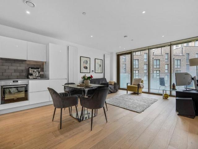 Flat for sale in Silvertown, Greater London