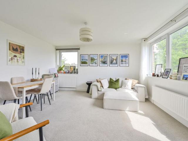 Flat for sale in London Borough of Merton, Raynes Park