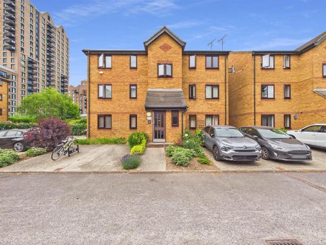 Flat for sale in Tottenham Hale, Greater London